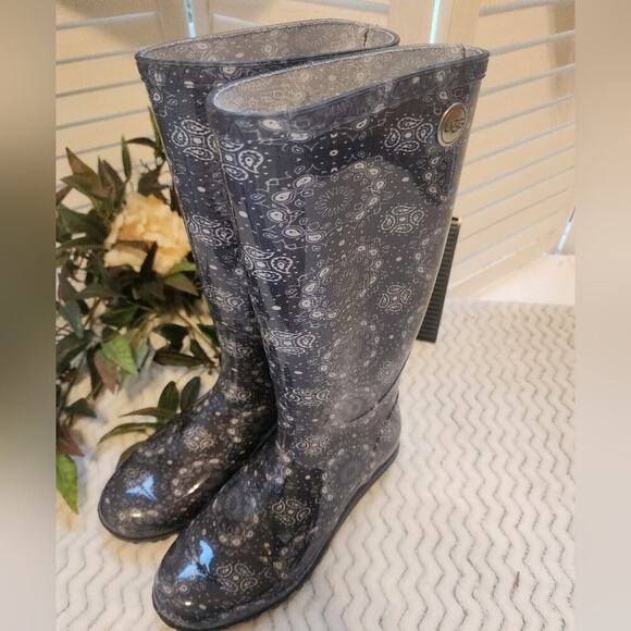 UGG SHAYE TALL BANDANA PAISLEY BLUE RAIN BOOTS SIZE 7 - Picture 2 of 12